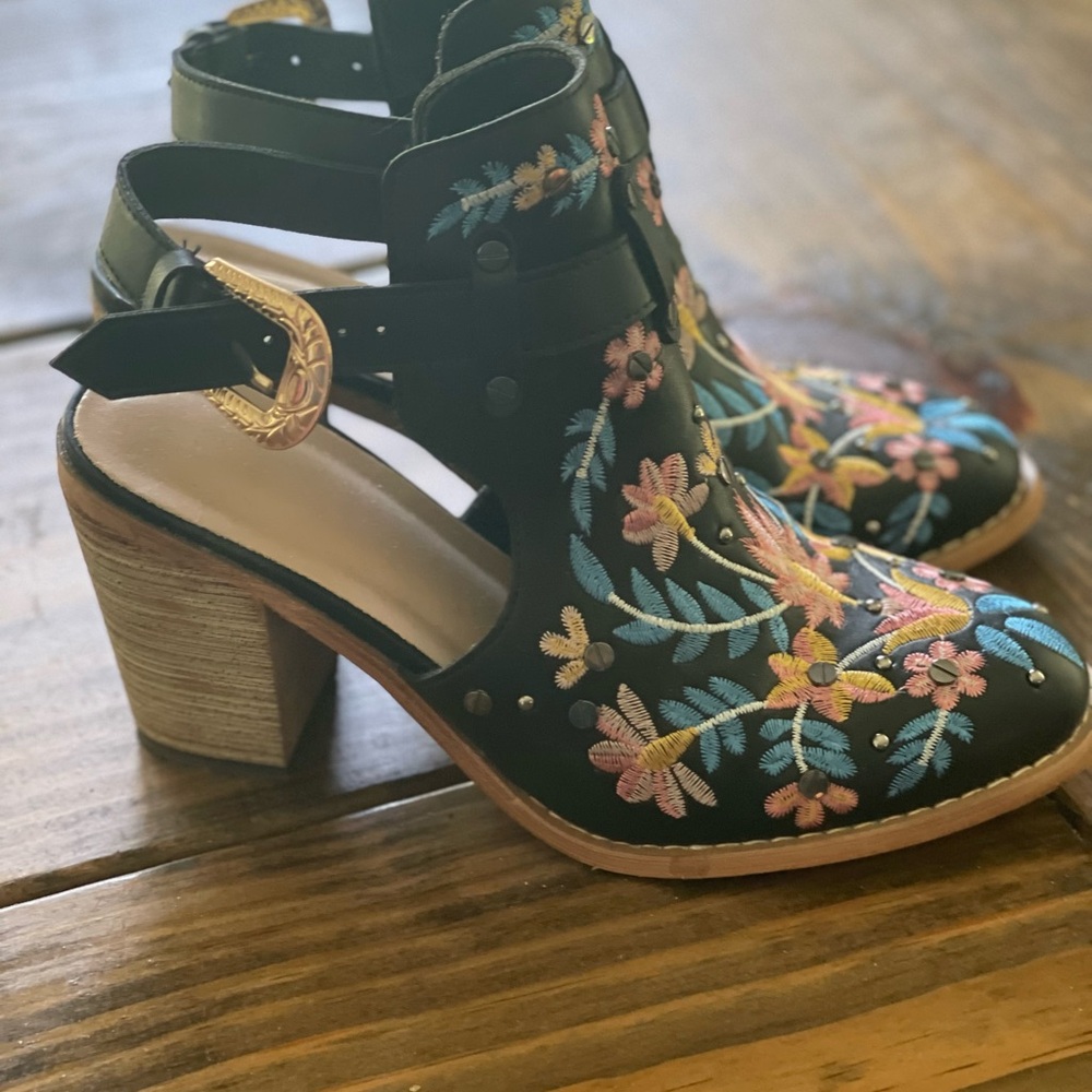 Embroidered Black Floral Block Heel Sandals